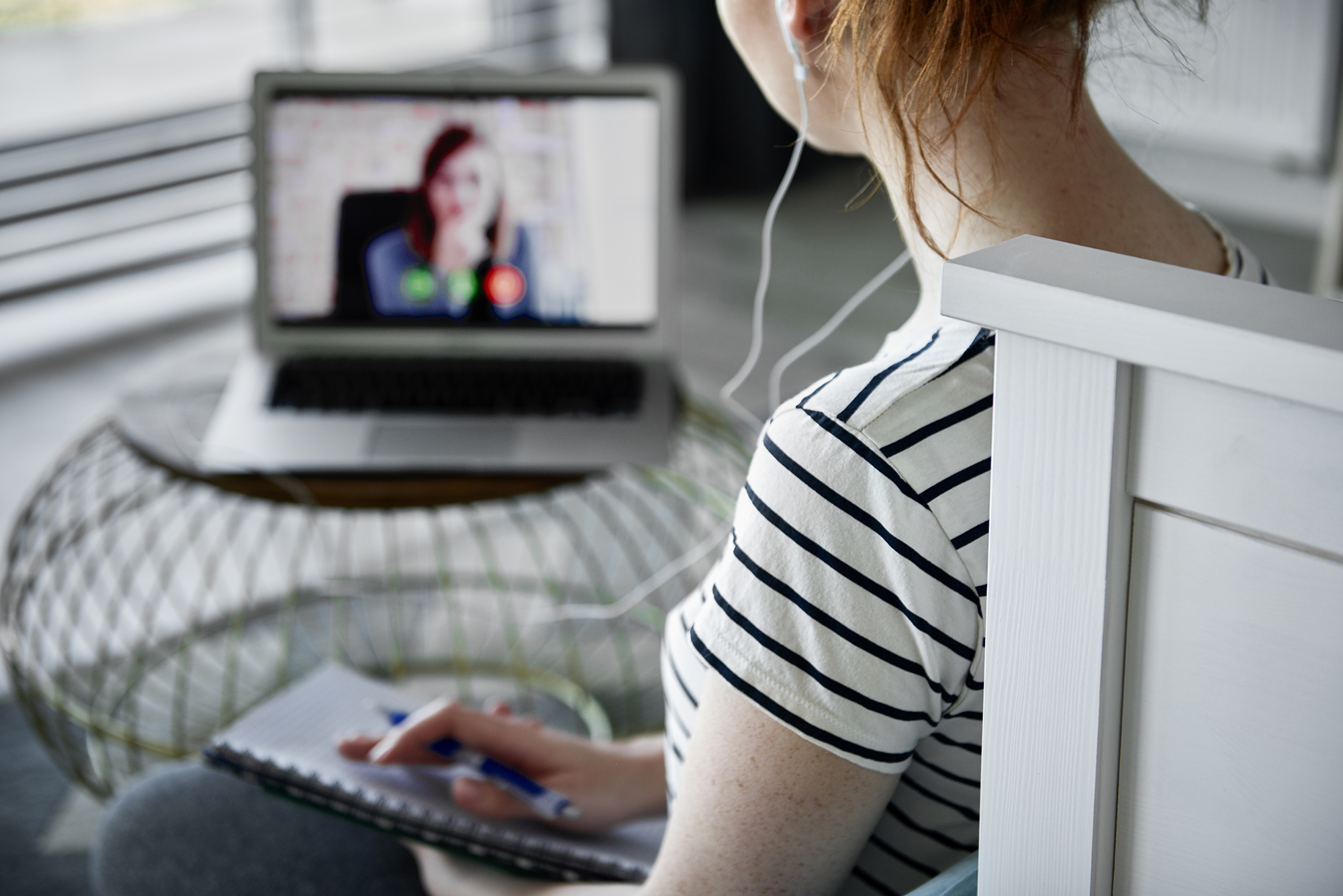 vista trasera de una mujer que tiene una videoconferencia
